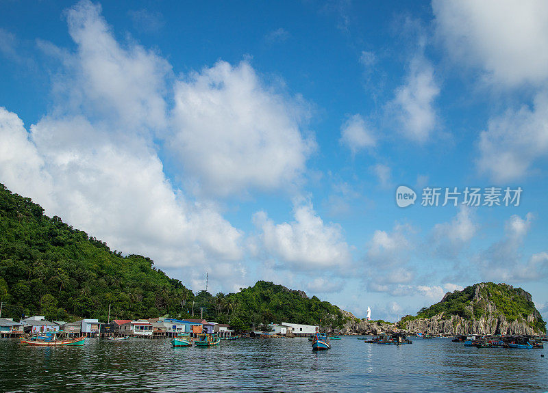 在宁静的蓝色大海中的石灰岩山脉景观，Nghe岛，Kien jiang省